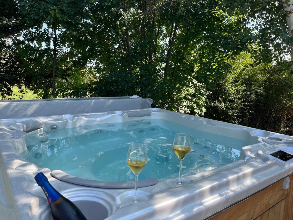 Gite De Charme 5 Etoiles Pour Couple Avec Sauna Et Jacuzzi Exterieurs Privatifs Peaugres Buitenkant foto